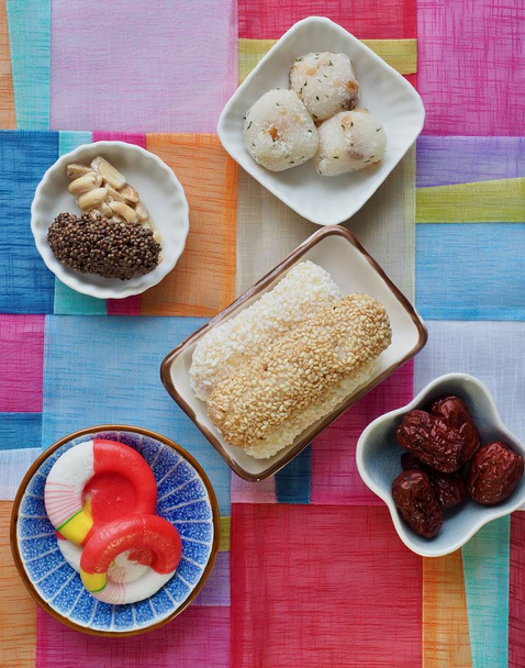 koreanische traditionelle Süßigkeiten und Kekse,, Yugwa, klebriger Reiskuchen, Gangjeong, Jujube, Bonbons, Reiskuchen - Foto, Bild