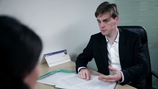 Giovane uomo d'affari annotando informazioni riunione
 - Filmati, video