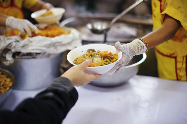 Huolehtiminen kanssaihmisten yhteiskunnassa antamalla ruokaa, antaa ilman toivoa: käsite huono hoito
 - Valokuva, kuva