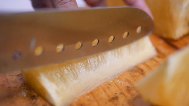 Нарізаний ананас на шматки на обробній дошці
 - Кадри, відео