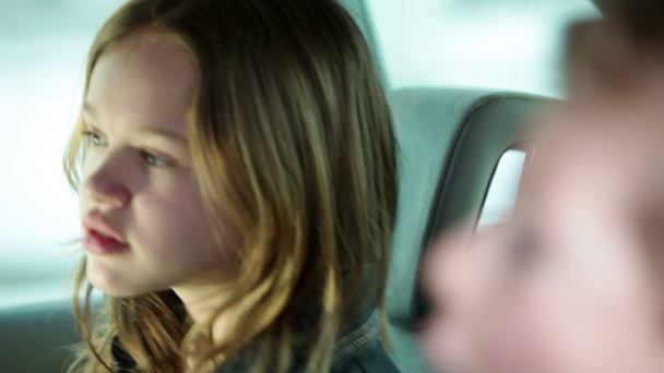 családi vezetés közben a gyerekek a hátsó ülések meglepődik valami - Felvétel, videó