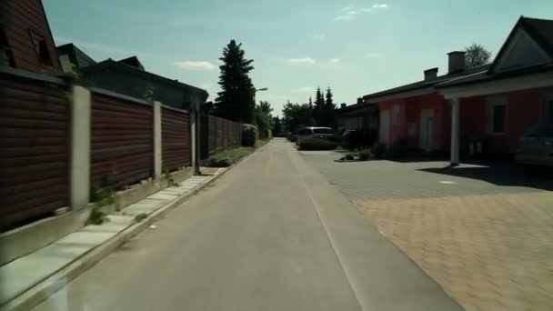 Οδήγηση αυτοκινήτου σε μικρή πόλη - Πλάνα, βίντεο