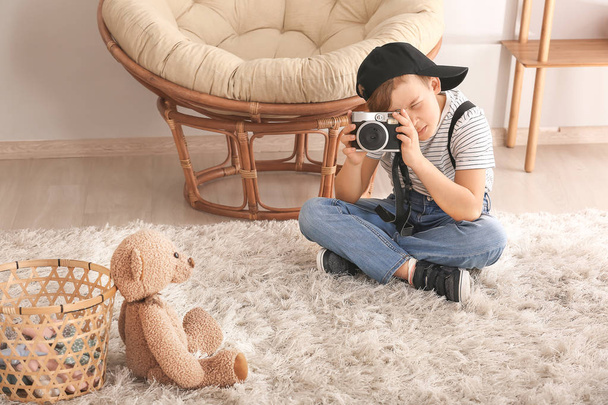 Lindo fotógrafo pequeño con cámara profesional en casa
 - Foto, Imagen