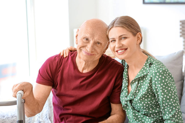 Fiatal nő meglátogatta idős apja idősek otthonában - Fotó, kép
