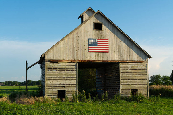 Vecchio fienile in legno con bandiera americana
 - Foto, immagini