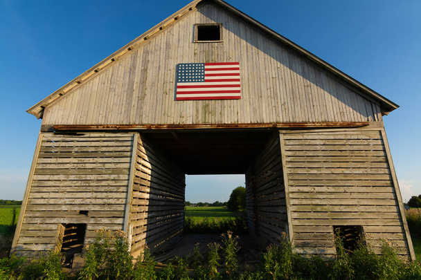 Old wooden barn with American Flag - Foto, imagen