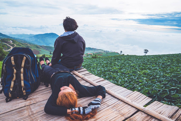 Milenka muži a ženy cestování v Asii relaxujte. Ranní atmosféra lesy, hory. Phu Thap Buek Thajsko - Fotografie, Obrázek