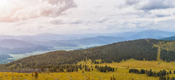 Herbst Landschaft Berg Altai chemalsky Bezirk: hohe Berge, mit Kiefern und Zedern bedeckt, mit Wolken bedeckt. Bergpanorama. - Foto, Bild