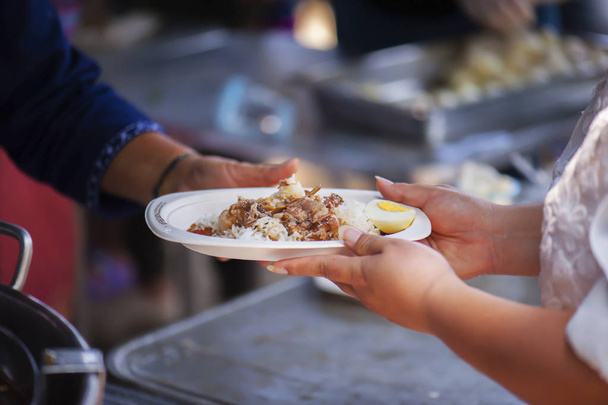 Alimentar os pobres Ajudando uns aos outros na sociedade
 - Foto, Imagem