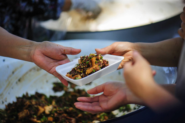 A sociedade de ajudar a compartilhar alimentos com os pobres
 - Foto, Imagem