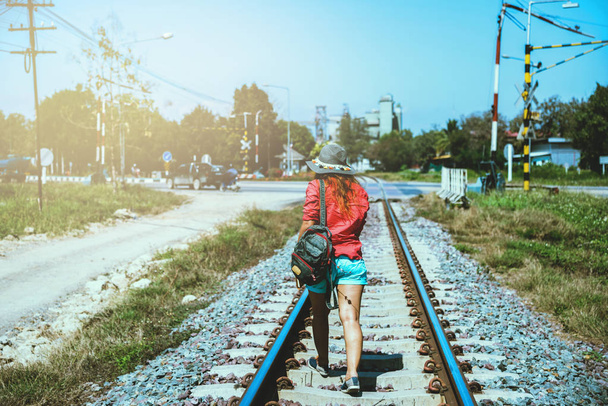 Asyalı kadın kırsal seyahat. Seyahat rahatlayın. çanta sırt çantası seyahat. Demiryolunda yürü. Tayland - Fotoğraf, Görsel