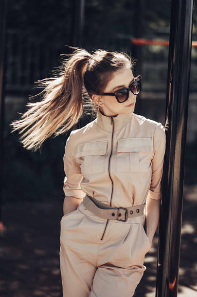 Portret van stijlvolle meisje draagt vrouwen overalls - Foto, afbeelding