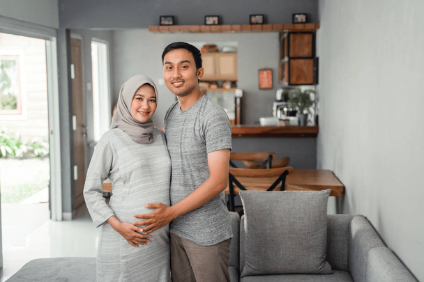 Moslim zwangere vrouw met haar man - Foto, afbeelding