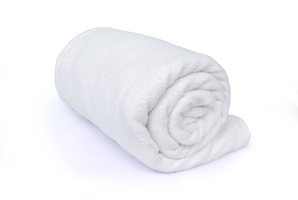 Λευκή πετσέτα σε λευκό φόντο. (με διαδρομή αποκοπής). - Φωτογραφία, εικόνα