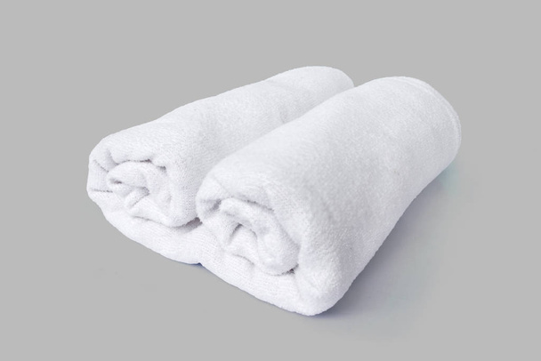 Λευκή πετσέτα σε λευκό φόντο. (με διαδρομή αποκοπής). - Φωτογραφία, εικόνα