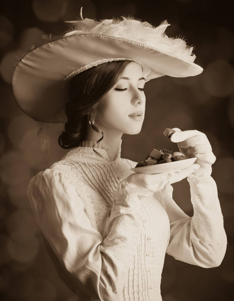 Красивые рыжие женщины с конфетами
. - Фото, изображение