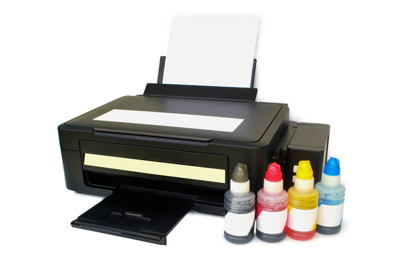 Vier kleurenprinter op witte achtergrond. Met uitknippad. - Foto, afbeelding