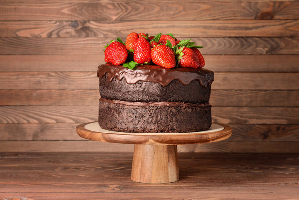 Смачний шоколадний торт з полуницею на дерев'яному фоні
 - Фото, зображення