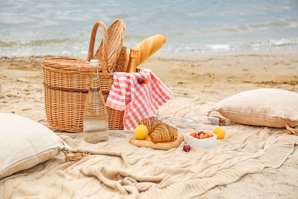 Nehir yakınında romantik piknik için lezzetli yiyecek ve içecek ile Wicker sepeti - Fotoğraf, Görsel
