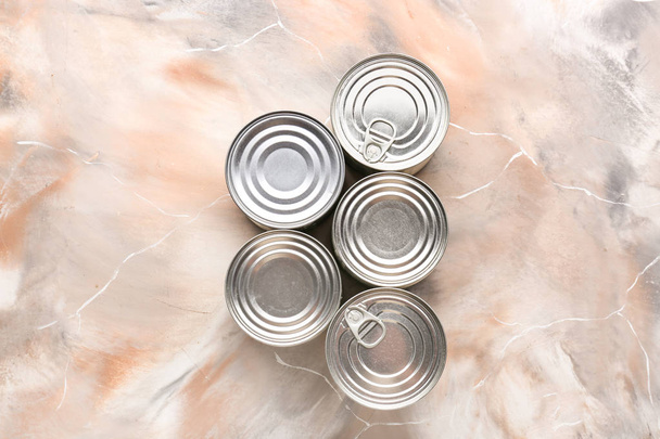 Renkli arka planda gıda ile tin canları - Fotoğraf, Görsel