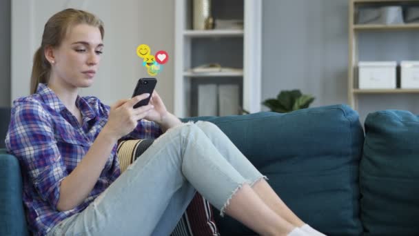 Mladá žena sleduje Živý proud na telefonu Smartphone, Emoji a líbí - Záběry, video