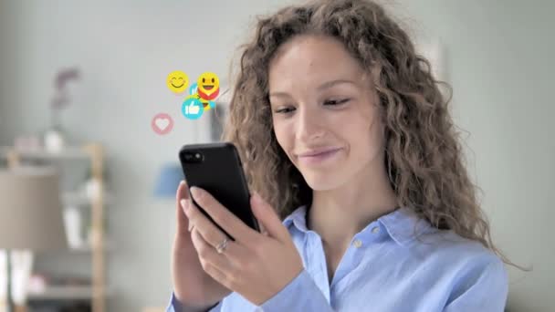 Jonge vrouw chatten op smartphone, Emoji en likes van volgers - Video