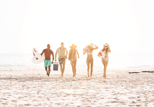 Groep vrienden tijd doorbrengen op het strand samen vieren - Foto, afbeelding