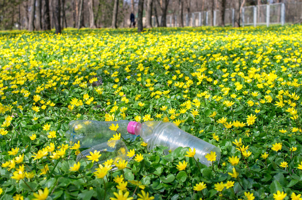 garrafas de plástico descartadas e embalagens na grama do parque
 - Foto, Imagem