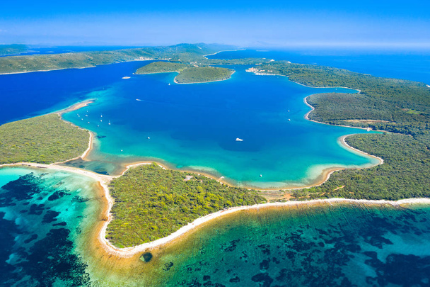Beautiful exotic shaped islands in turquoise sea, clear blue water on the island of Dugi Otok in Croatia - Fotoğraf, Görsel