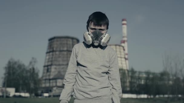 Jovem usando respirador usando telefone celular contra fábrica chaminés. Conceito de poluição atmosférica. Tchernobil
 - Filmagem, Vídeo