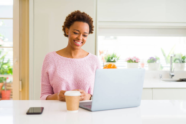 Młody African amerykański Kobieta Praca przy pomocy rachmistrz laptop rezygnować pewien szczęśliwy i zimno uśmiech u stawić czoło. Szczęśliwa osoba. - Zdjęcie, obraz