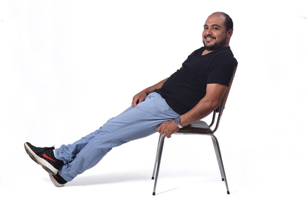 ホイの椅子に座っている南米人の男性の完全な肖像画 - 写真・画像