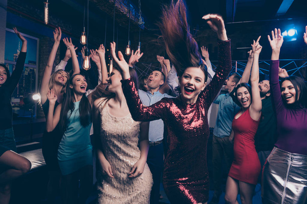 Симпатичные привлекательные гламурные веселые радостные позитивные стильные шикарные дамы и господа, развлекающиеся в свободное время выходные праздничные торжества в фешенебельном роскошном ночном клубе в помещении
 - Фото, изображение