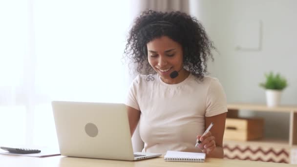 African Skype nauczyciel noszenia zestawu słuchawkowego rozmawiać przez videocall nauczania online - Materiał filmowy, wideo