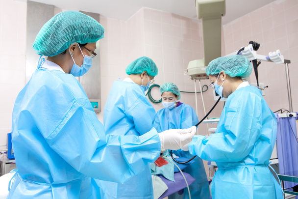 Doutor em sala de operação com sua equipe
 - Foto, Imagem