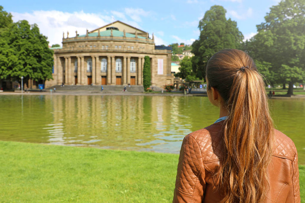 Πορτρέτο της νεαρής γυναίκας που κοιτάζει το θέατρο στη Στουτγκάρδη, Γερμανία - Φωτογραφία, εικόνα