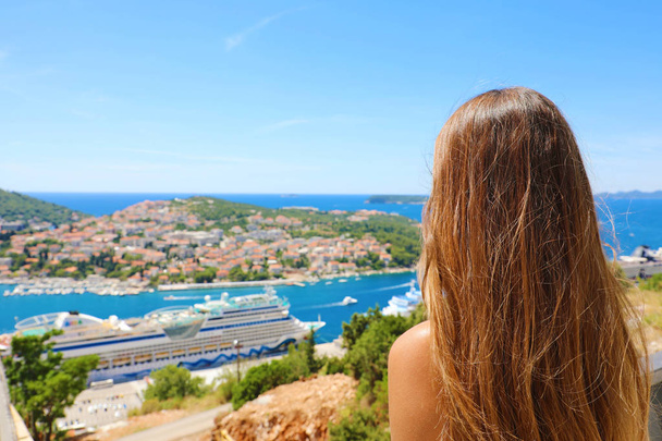 Viaja no Mediterrâneo. Jovem mulher desfrutando Croácia vista costa da cidade de Dubrovnik. Férias de verão na Europa
. - Foto, Imagem