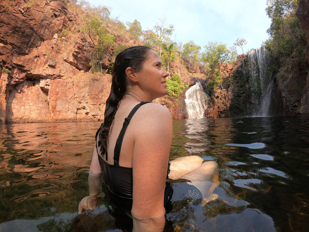 Mujer divirtiéndose en Florence Falls Territorio del Norte Australia
  - Foto, Imagen