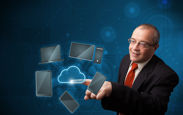 Empresario tocando servicio en la nube de alta tecnología - Foto, imagen
