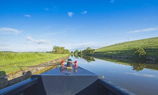 Vista de um canal britânico em ambiente rural
 - Foto, Imagem