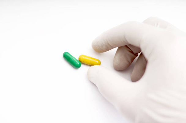 Afbeelding van kleurrijke capsule geneeskunde. Geïsoleerd op witte achtergrond. - Foto, afbeelding