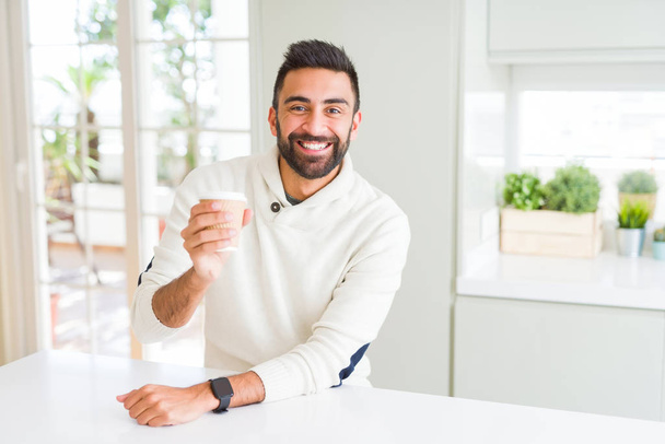 Sabah kahve almak içmek zevk sırasında gülümseyen yakışıklı adam - Fotoğraf, Görsel