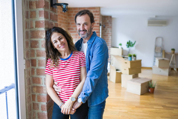 新居に引っ越す中年のシニアカップル、幸せそうに微笑む - 写真・画像