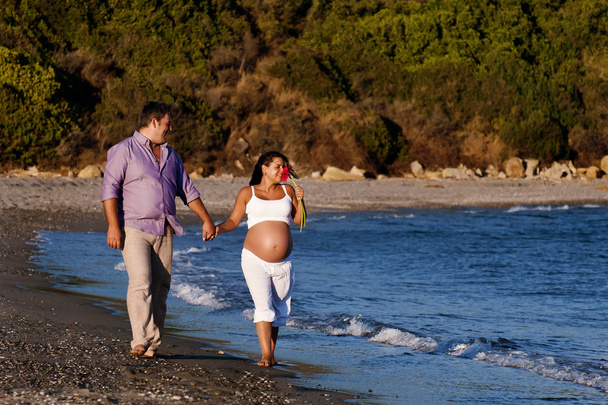 Pariskunta odottaa vauvan kävelevän rannalla
 - Valokuva, kuva