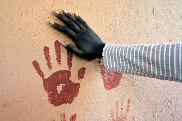 Indigeno donna australiana impronta della mano
  - Foto, immagini