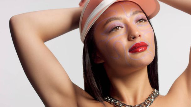 смешанной расы азиатской модели в студии красоты съемки
 - Фото, изображение