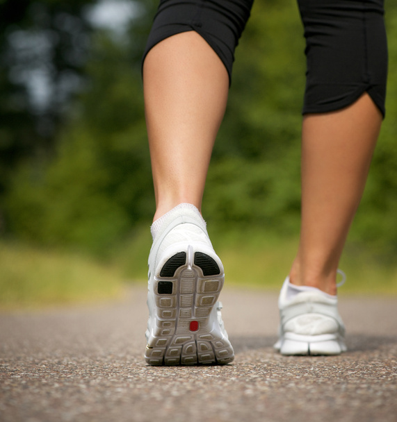 žena chůze po cestě v běžecké boty - Fotografie, Obrázek