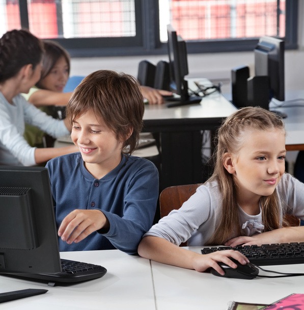 Schoolchildren Using Computer At Desk - Zdjęcie, obraz