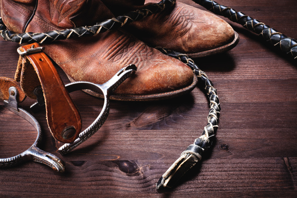 καουμπόικες μπότες, μαστίγιο και σπιρούνια στο ξύλο - Φωτογραφία, εικόνα