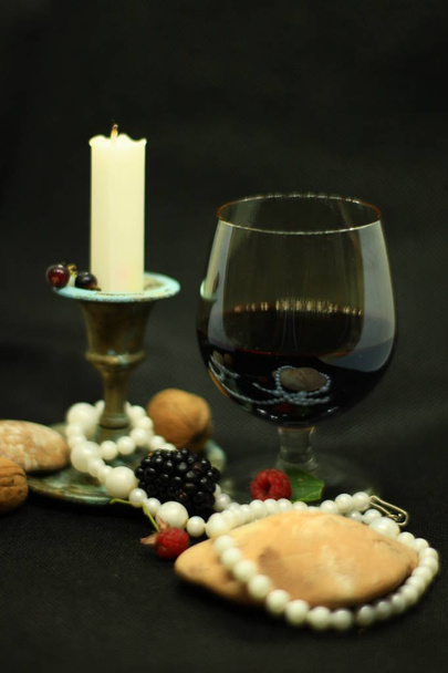 червоне вино в келиху
 - Фото, зображення